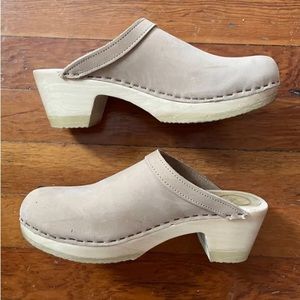 No.6 Slip on Tan Clogs
